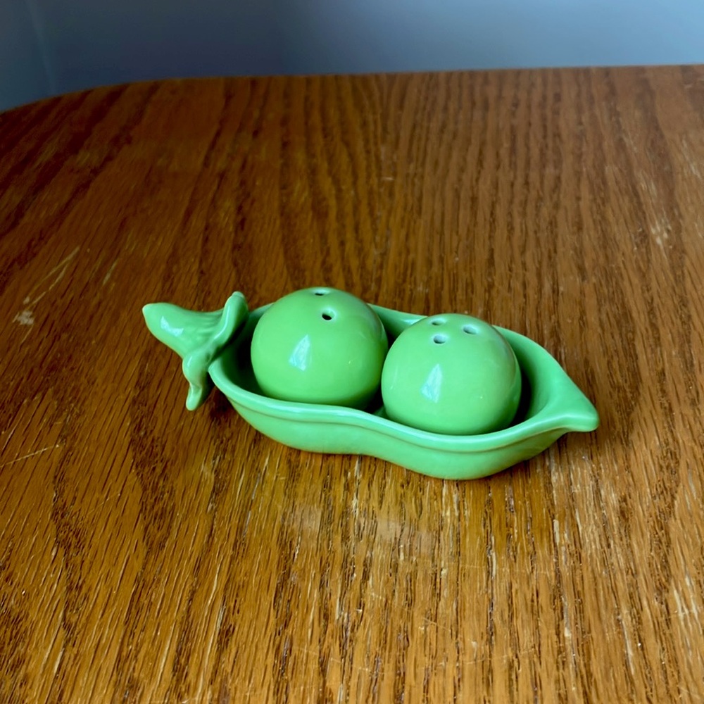 Salt and Pepper shaker Set Two Peas in a Pod kitschy